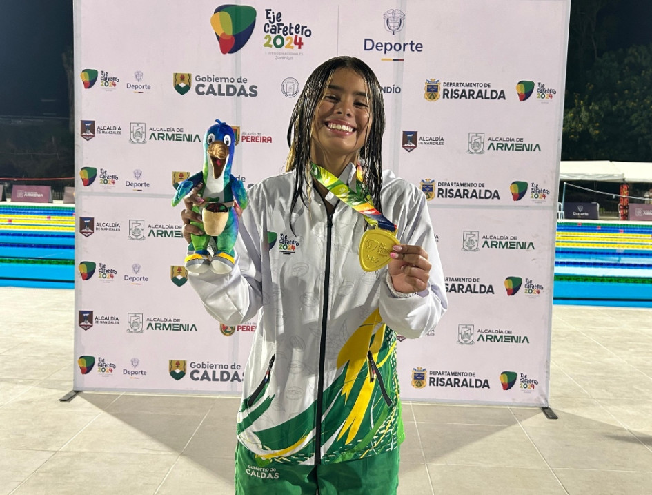 La caldense Nicoll Agudelo con la medalla de oro que se ganó este jueves en la paranatación de los Juegos Nacionales Juveniles.