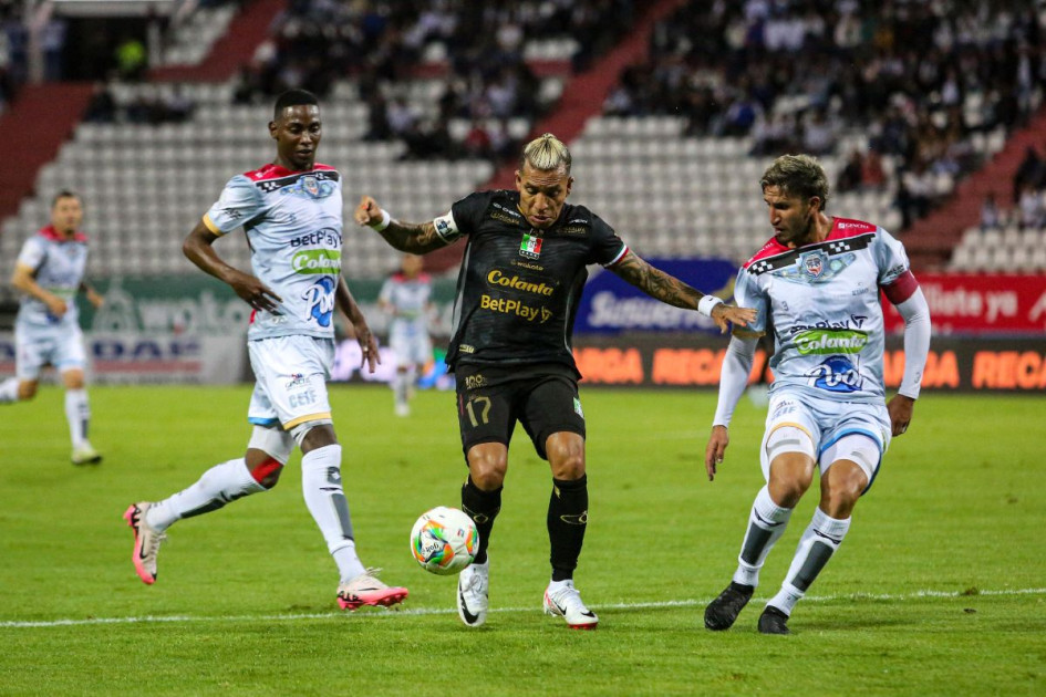 Dayro Moreno (centro) no tuvo definición este viernes en el estadio Palogrande. 