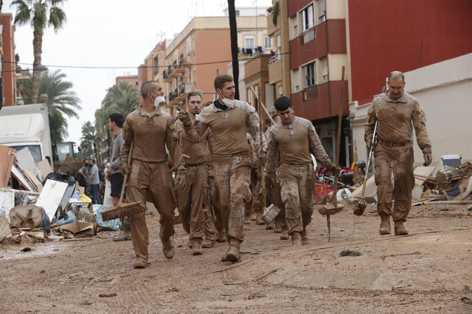 Un grupo de militares trabaja en la limpieza de las calles de Paiporta, este lunes. La provincia de Valencia