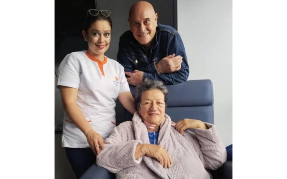 Vicky Hernández, Jorge Cao y una enfermera que cuida a la actriz.