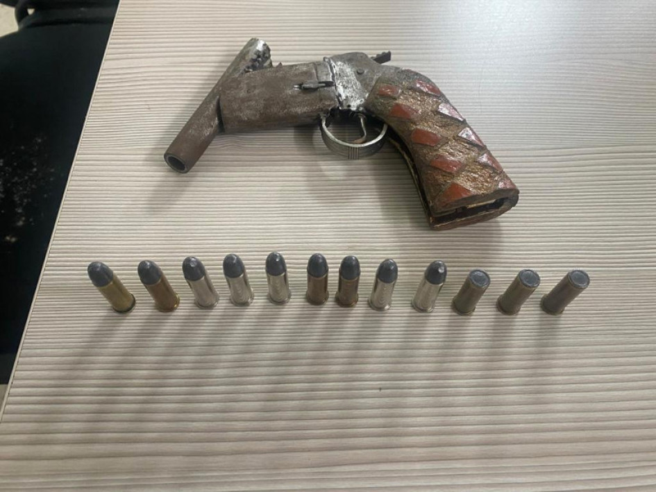 A padre e hija los sorprendieron con tres armas de fuego y munición en su poder.