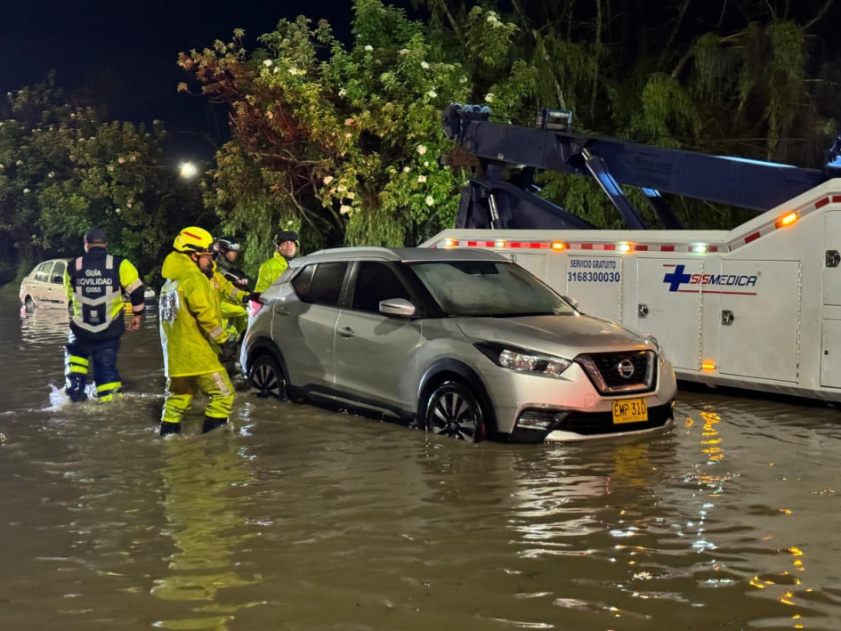 Vehículos quedaron atrapados en las inundaciones en Bogotá.