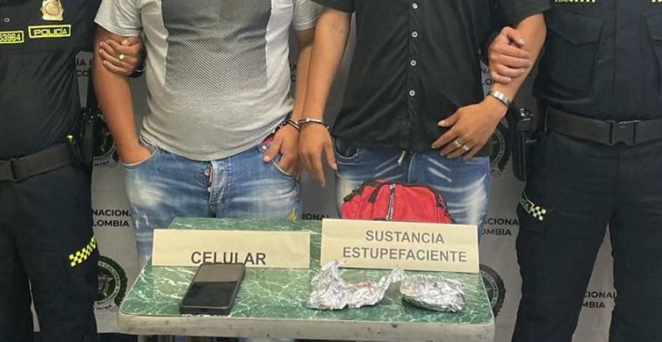 Los hombres capturados con bazuco.