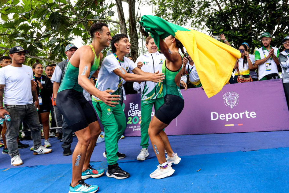 David Aguirre, Valentina Villa, Martín Guevara y Mariana Quiroga celebran el oro en triatlón para Caldas. 
