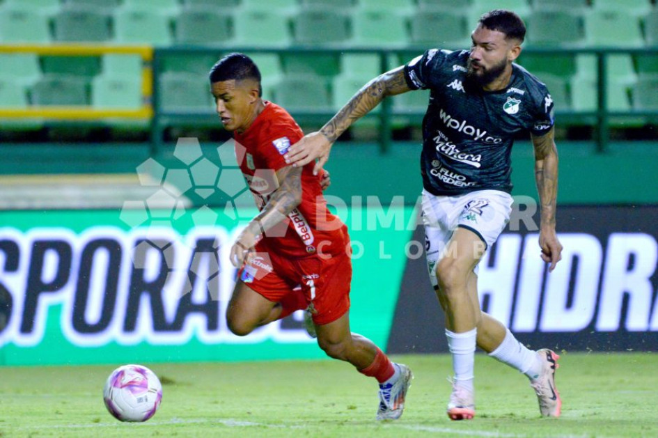 El atacante Cristian Barrios, del América de Cali, y el defensor José Caldera, del Deportivo Cali.