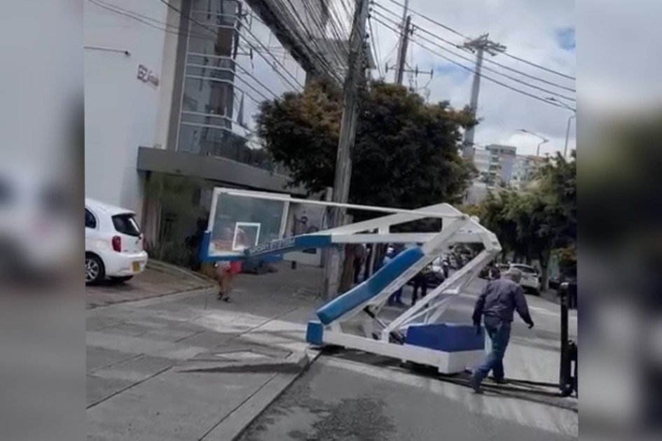 Ingreso de los postes para los aros de baloncesto