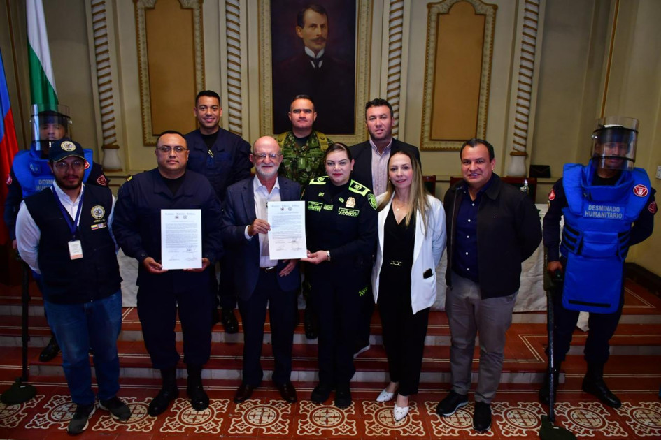 Miembros del Ejército Nacional posan junto al gobernador de Caldas, Henry Gutiérrez. 