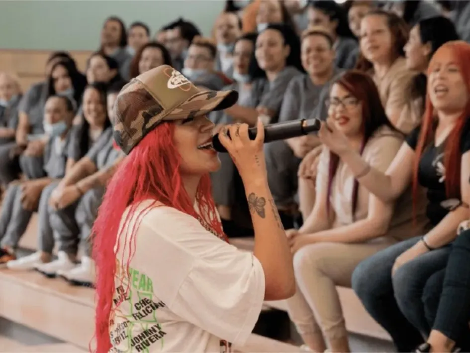 Karol G le pone el corazón a la educación. 