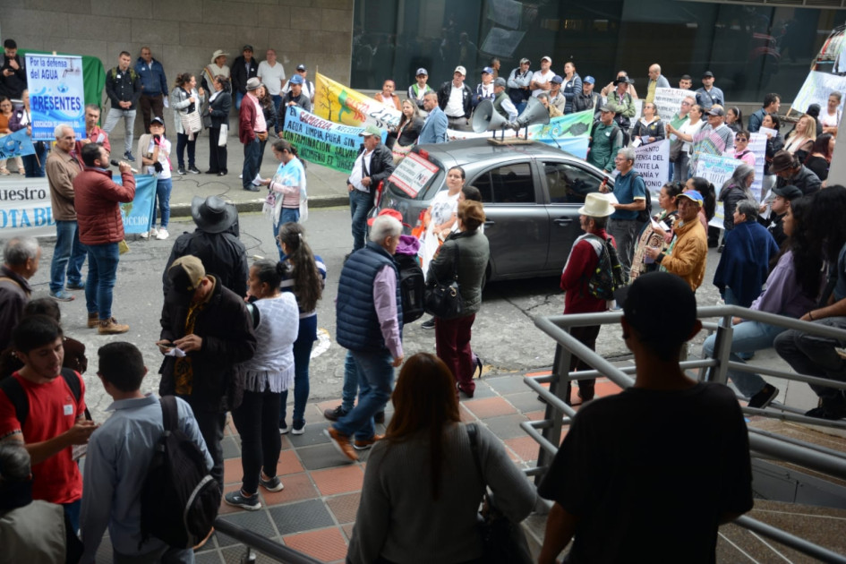 Los manifestantes del norte de Caldas frente a la sede de Corpocaldas este viernes en Manizales.