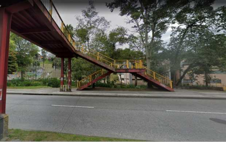 Puente peatonal sobre la avenida Kevin Ángel donde ocurrió el accidente.