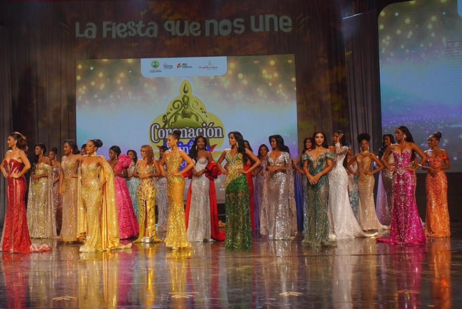 Grupo de candidatas en traje de gala en Concurso Nacional de Belleza en Cartagena. Foto: Instagram @reinadocolombia