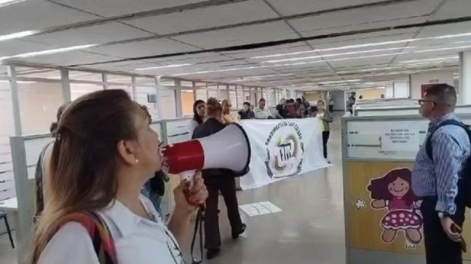 El Sindicato de Empleados y Trabajadores dde la Educación (Sintrenal) llevó a cabo un plantón y una semana de operación tortuga