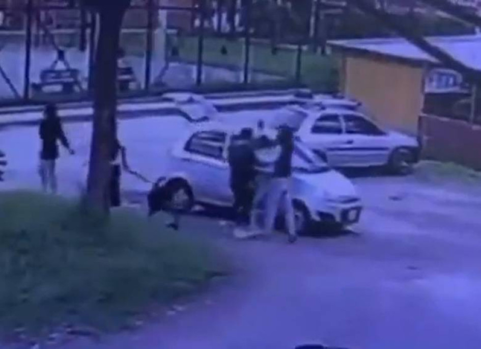 Momento en el que se genera la riña el domingo en Bogotá y ocurre el asesinato del hijo del inspector general de la Policía.