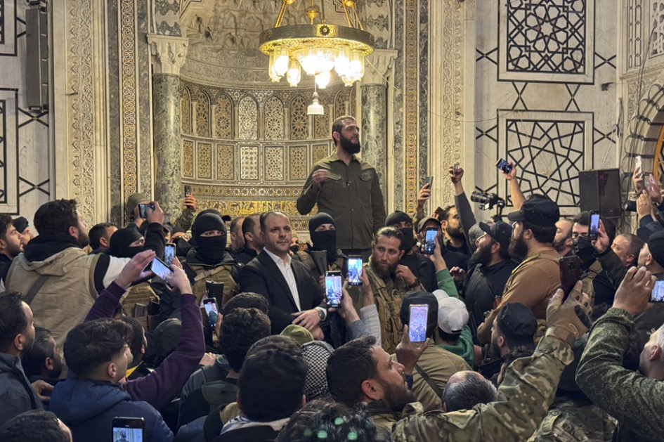 Foto | EFE | LA PATRIA  El líder del Organismo de Liberación del Levante (Hayat Tahrir al Sham o HTS, en árabe), Abu Mohamed al Jolani, participa en un acto en la histórica Gran Mezquita de los Omeyas en Damasco (Siria).