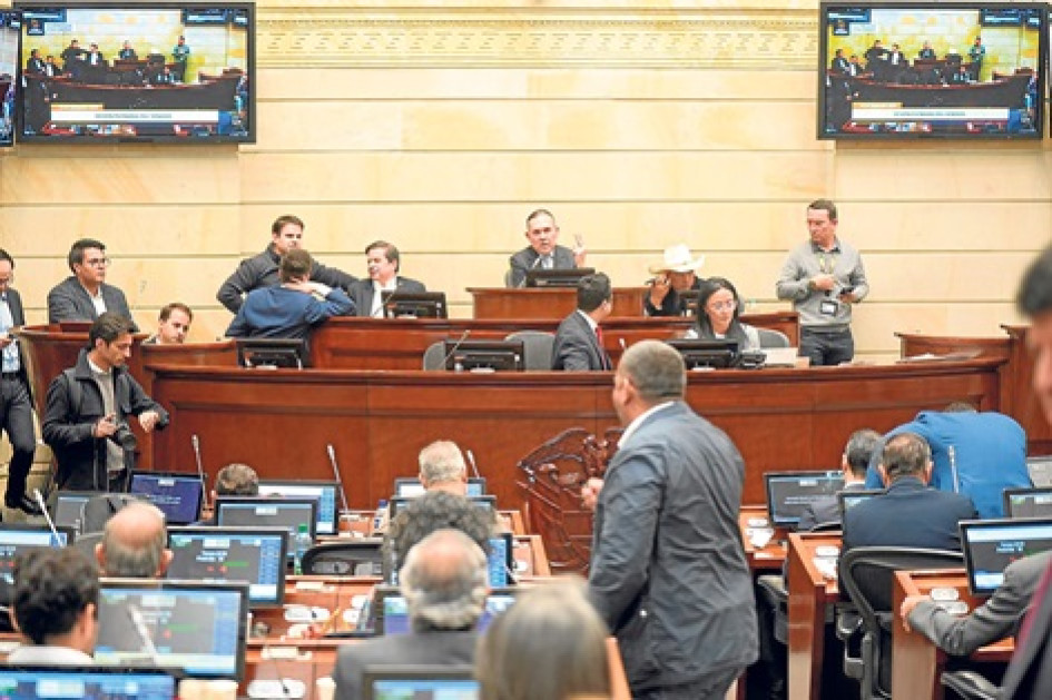 El acto legislativo que impulsaba el ministro del Interior, Juan Fernando Cristo, naufragó por falta de quorum.