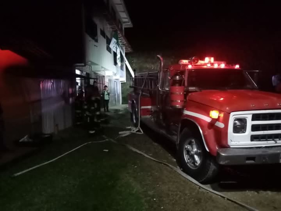 Bomberos atendió el incendio en Aguadas. Fotos de Brumas Casa Audiovisual.