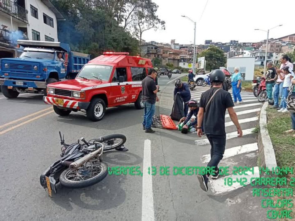 El choque entre los motociclistas ocurrió cerca de la urbanización El Roble de Anserma.