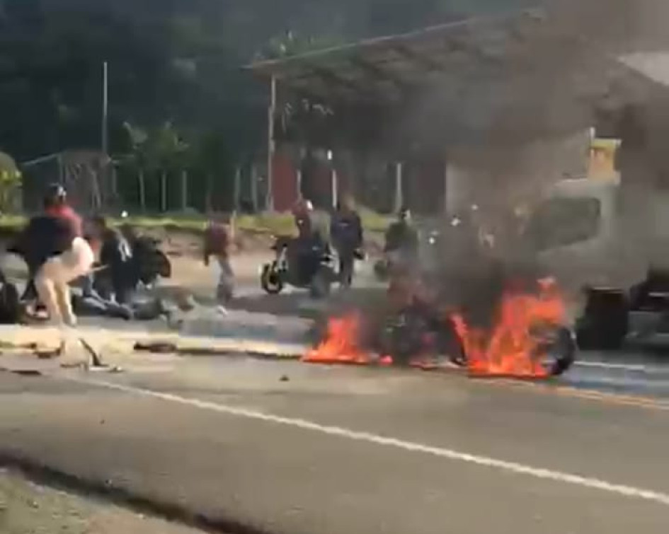Esta es la moto incinerada luego de un choque con un carro en la vía Manizales - Medellín.