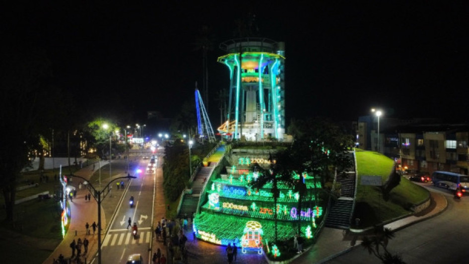 Las ventas informales de la zona tienen horario extendido hasta la medianoche en diciembre y durante la Feria de Manizales. Venden helados, comidas rápidas y carne.