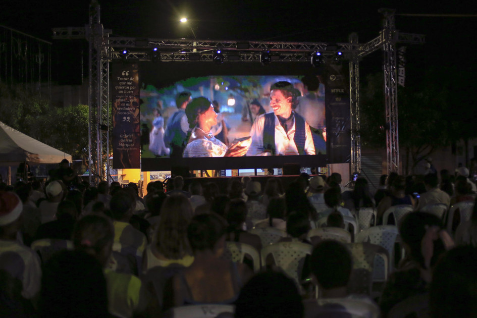 Cientos de personas asistieron a la proyección del primer capítulo de la serie de Netflix 'Cien años de soledad', este miércoles en Aracataca (Magdalena).