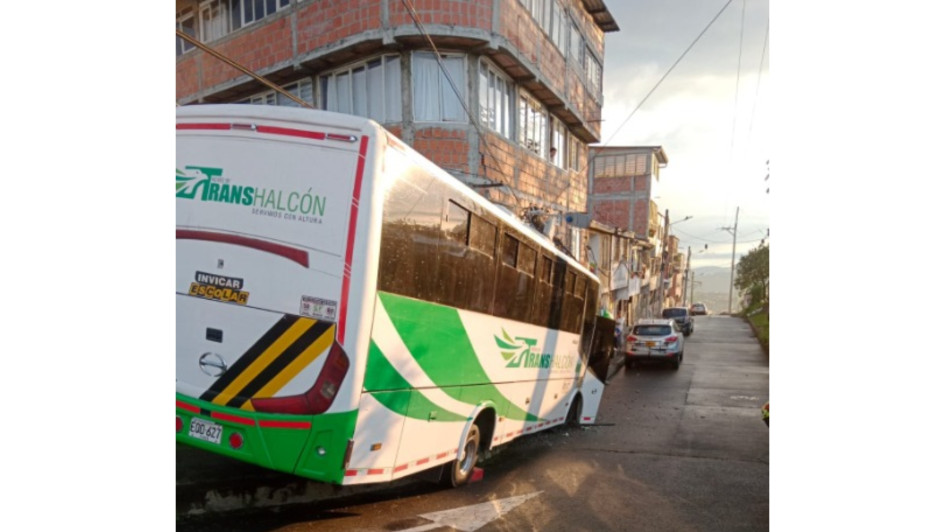 El siniestro de la buseta ocurrió en la vía de descenso hacia el intercambiador de La Fuente, en Manizales.