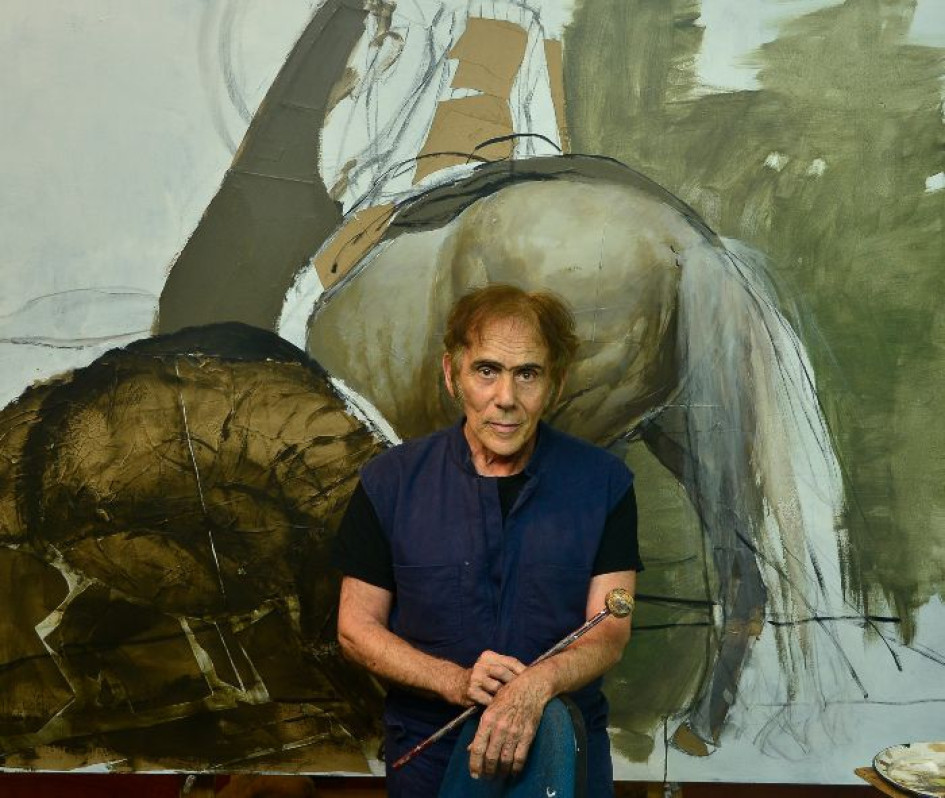 El pintor David Manzur en su estudio de Barichara. 