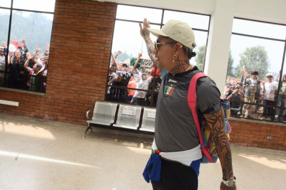 Dayro Moreno encabezó el grupo de jugadores en su llegada al aeropuerto La Nubia.