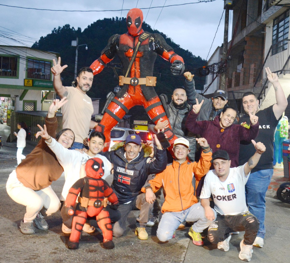 La quema del muñeco de Año Viejo es una tradición de hace 19 años en el sector de Tres Esquinas en el barrio Fátima de Manizales. Hoy queman una réplica de Deadpool, personaje de Marvel. La figura está construida con materiales reciclables como papel periódico, espuma y cartón.