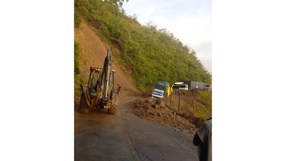 Las fuertes lluvias de la noche de este 25 de diciembre ocasionaron un deslizamiento que taponó la vía entre Manizales y Fresno, cerca de Padua (Tolima).