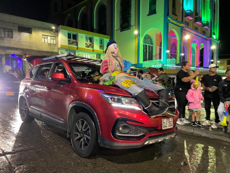 Los muñecos, a su paso por el parque principal de Aranzazu (Caldas).