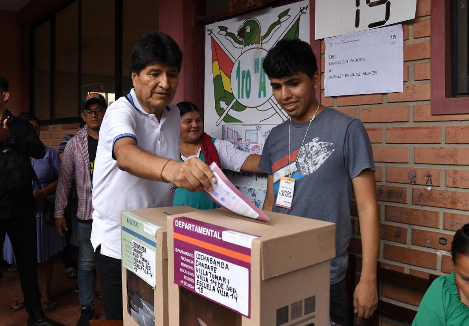 El expresidente de Bolivia, Evo Morales (2006-2019), emite su voto este domingo, durante los comicios electorales judiciales en Cochabamba (Bolivia). 