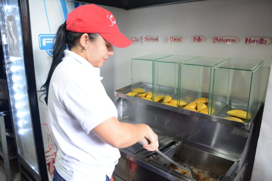 Intereses consumen empresa a fuego lento. DIAN da ultimátum a San Juanitas Empanadas, un negocio manizaleño que se enfrenta a semanas definitivas para mantenerse a flote y cumplir 13 años en febrero del 2025. La empresa pide apoyo ciudadano y organiza actividades para recaudar fondos. Esta es su historia. Lea cómo apoyarlos.