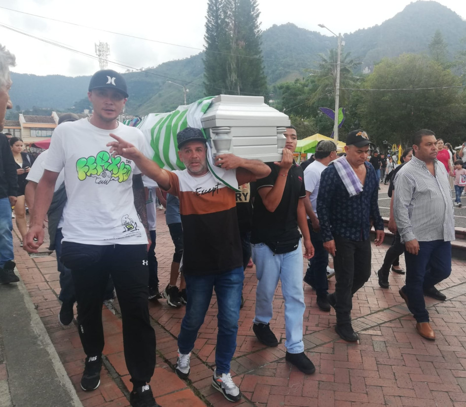 Cientos de personas acompañaron la ceremonia de despedida de Miguel Ángel Cañas, quien murió en moto con su novia el pasado lunes, tras ser arrollados por un tractocamión en La Felisa (La Merced).