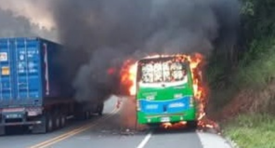 El incendio fue en la vía La Pintada -Irra.