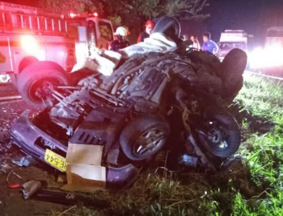 Así quedó el carro tras el choque.