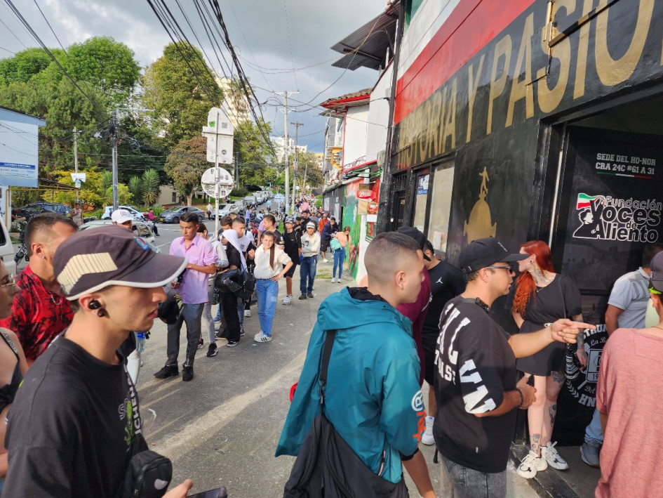 Largas filas hacían este martes (3 de noviembre) los aficionados del Once Caldas para comprar sus boletas para norte barras. La venta de entradas para esta tribuna solo se hace en la sede de la fundación Voces de Aliento, de Holocausto Norte, en el barrio La Estrella. 