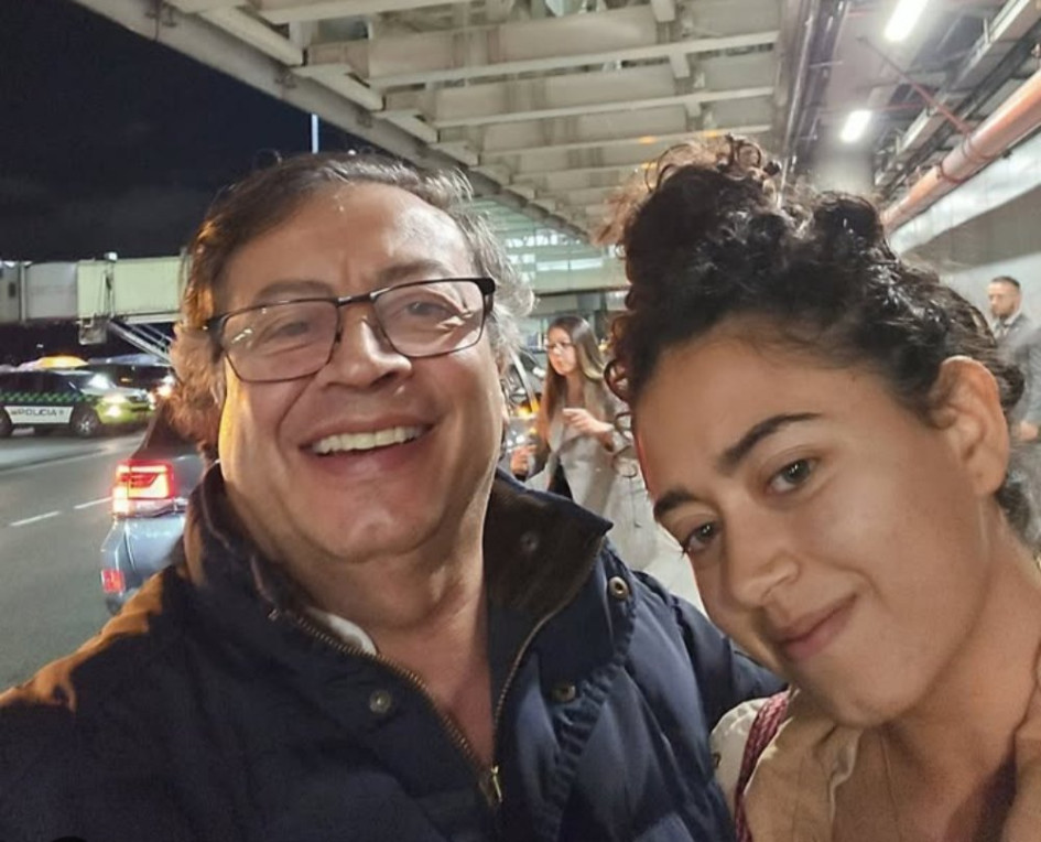 Gustavo Petro, presidente de Colombia, en compañía de su hija, Sofía Petro Alcocer.