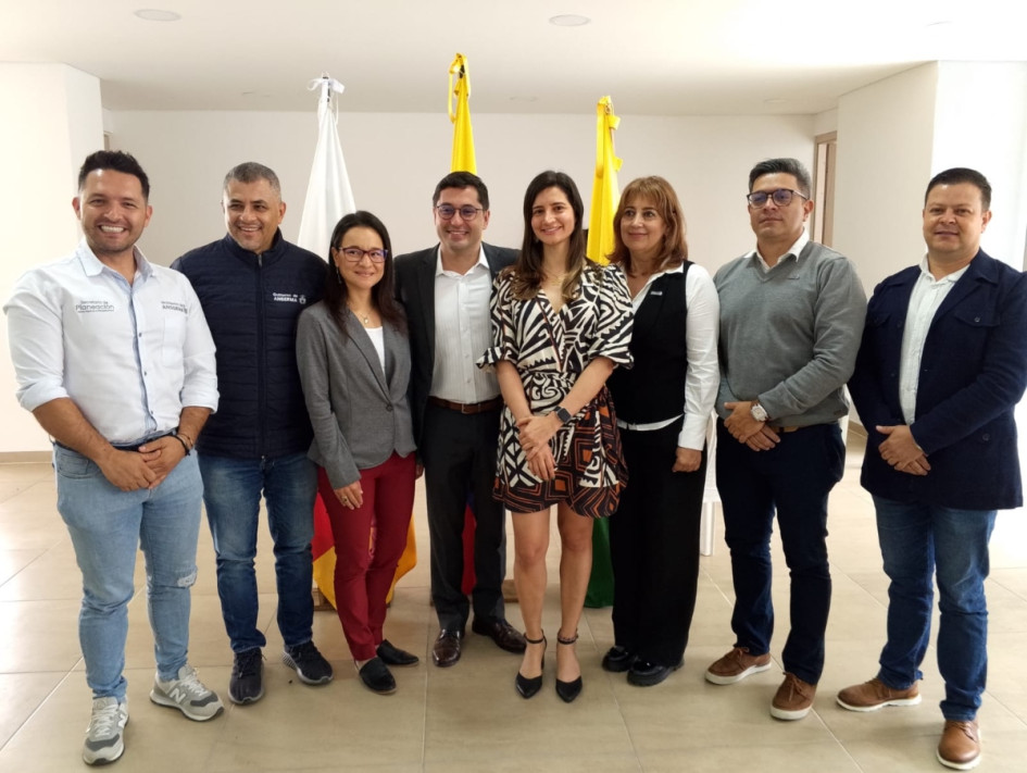 El alcalde de Anserma, Ómar Reina (4.º de izq. a der.), con los funcionarios de su gabinete.