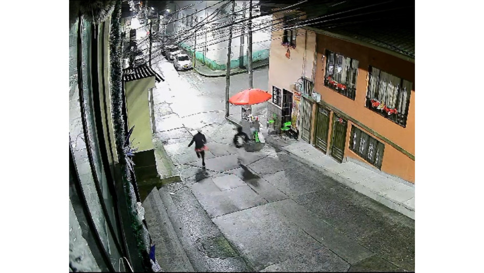 Con un arma de fuego mataron a Jhónatan Darío en el sector de La Cañada, en Manizales. En la foto se ven dos sujetos corriendo luego del ataque.
