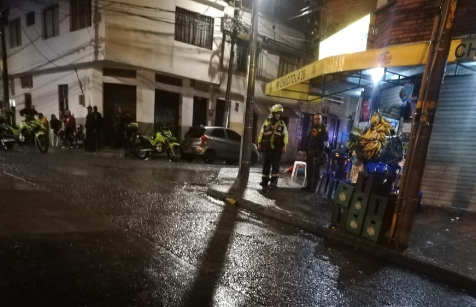 En la esquina de la calle 26 con carrera 11, un sicario mató a dos personas y luego fue abatido por la Policía.