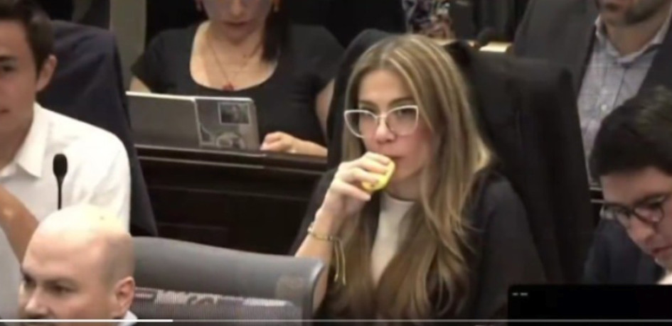 Cathy Juvinao, congresista colombiana, es sorprendida vapeando en el Congreso.