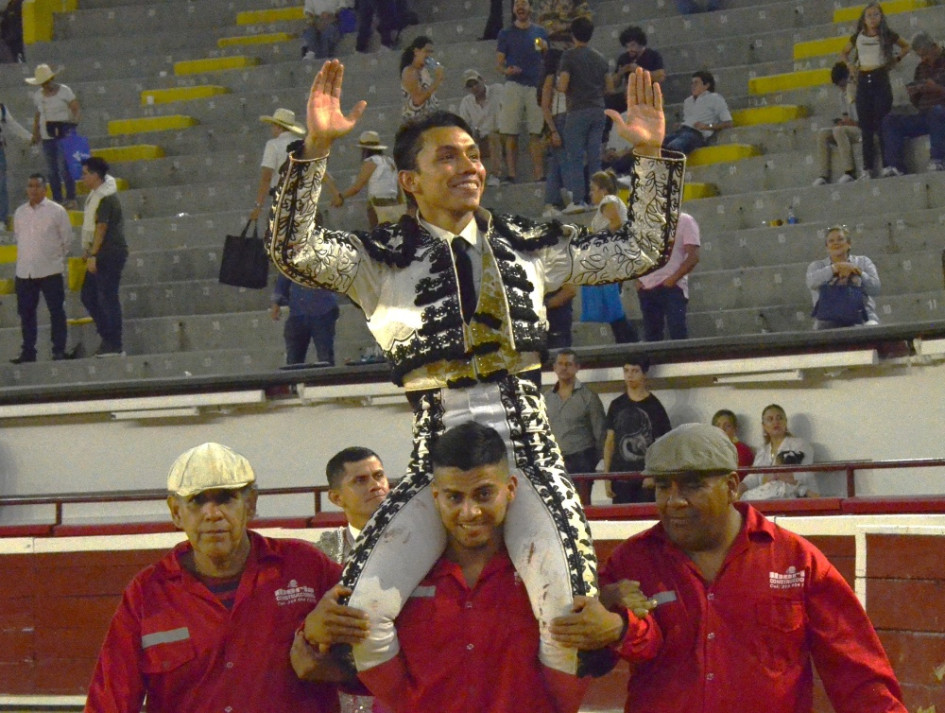 Salida de Luis Miguel Ramírez luego de triunfar en la novilla de la Feria de Cali.