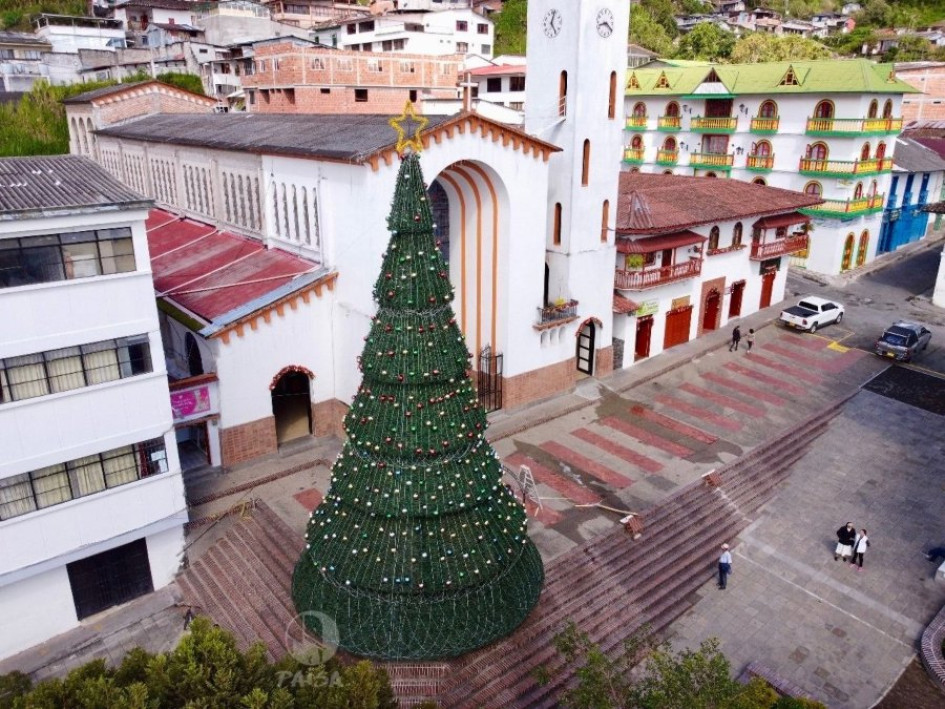 árbol de Navidad en Pensilvania (Caldas), que mide 18 metros de alto.