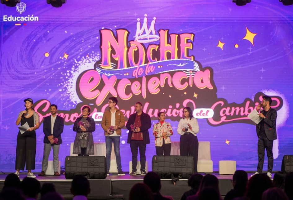 El Ministerio de Educación reconoció a unas 220 personas del sector educativo.