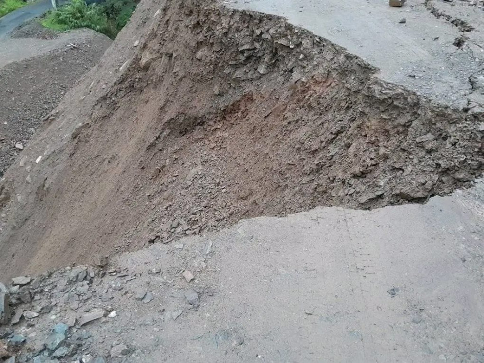 En el sector de Partidas se fue la vía que conduce de Manzanares a Las Margaritas.