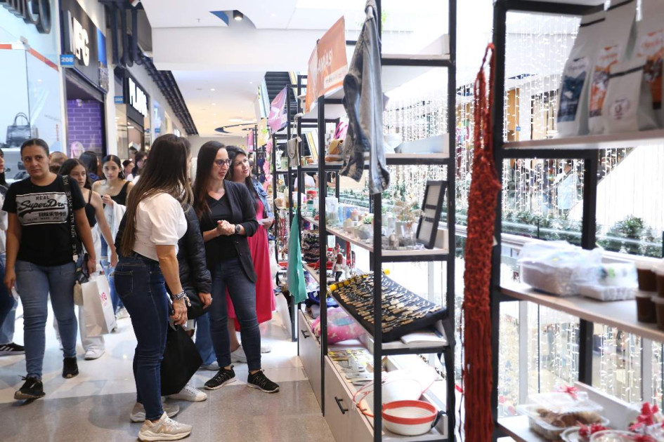 Mujeres de las zonas rural y urbana de Manizales dieron a conocer sus proyectos en el centro comercial Fundadores.