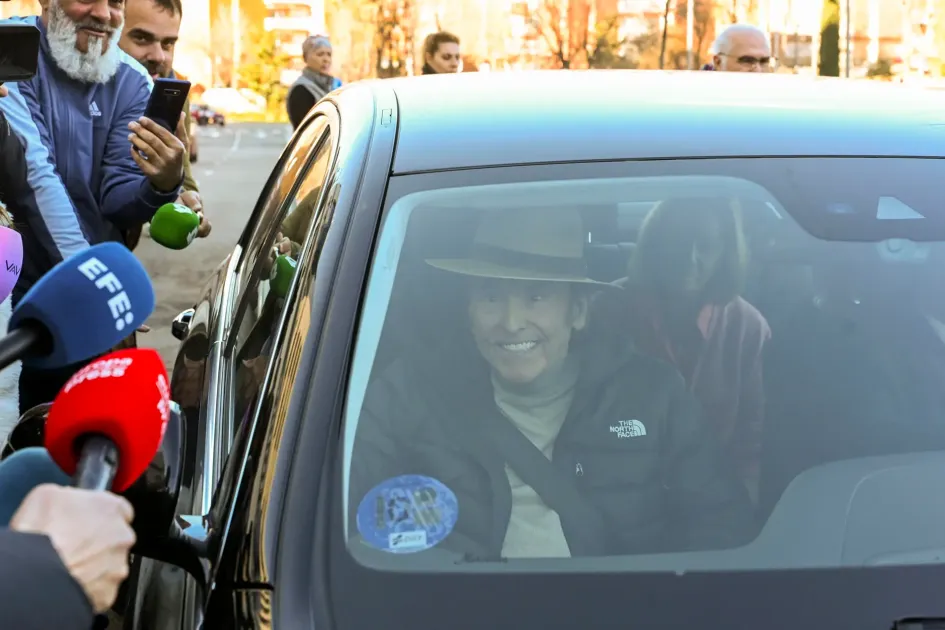 Raphael, en un automóvil tras haber recibido este viernes el alta hospitalaria tras diez ingresado en el Hospital Doce de Octubre.