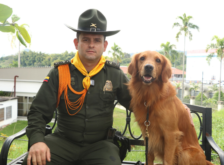El intendente Parra y Rubén inician sus labores en la madrugada. Acuden especialmente a empresas de encomiendas, en donde revisan paquete por paquete para hallar alucinógenos.