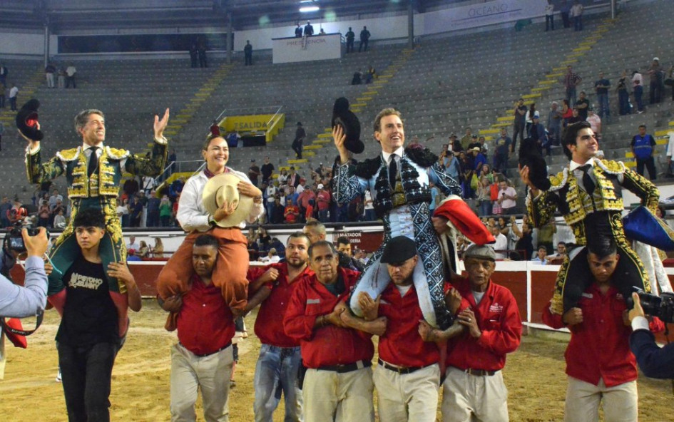 Los tres toreros y la ganadera Gina García salieron a hombros en el debut de la ganadería Campo Real. 