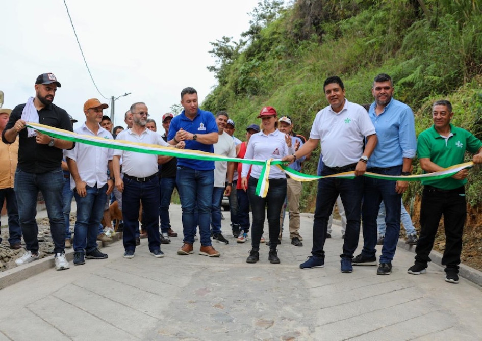 El Sena y habitantes de Bolivia inauguraron la pavimentación en placa huella.